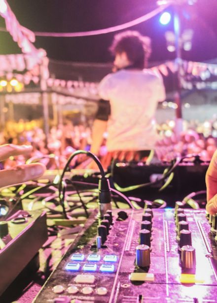 Назад в будущее: мировые хиты 80-90-х с группой Retromania