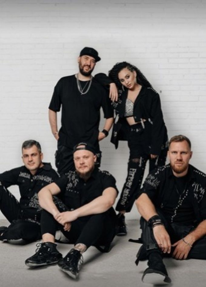 Назад в 90-е: караоке с кавер-группой «Бизе»