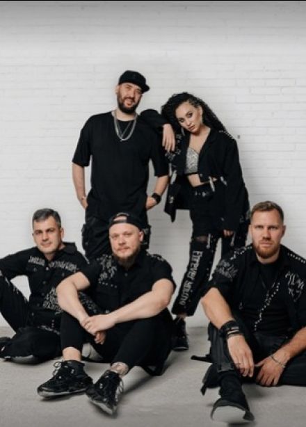 Назад в 90-е: караоке с кавер-группой «Бизе»